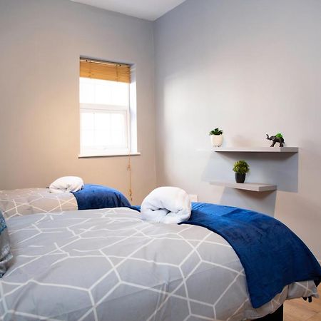 City Centre 2 Bed Flat Sleeps 3 For Work And Leisure With Free Wifi By Amazing Spaces Relocations Ltd Уорингтън Екстериор снимка